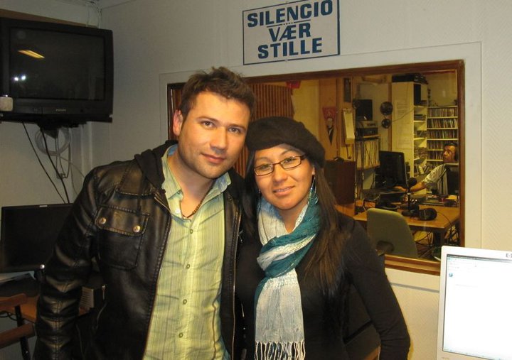 Kathy Quispe junto al destacado cantante chileno Gabriel Suarez a quien entrevistó el 3 de septiembre de 2010 en su programa 