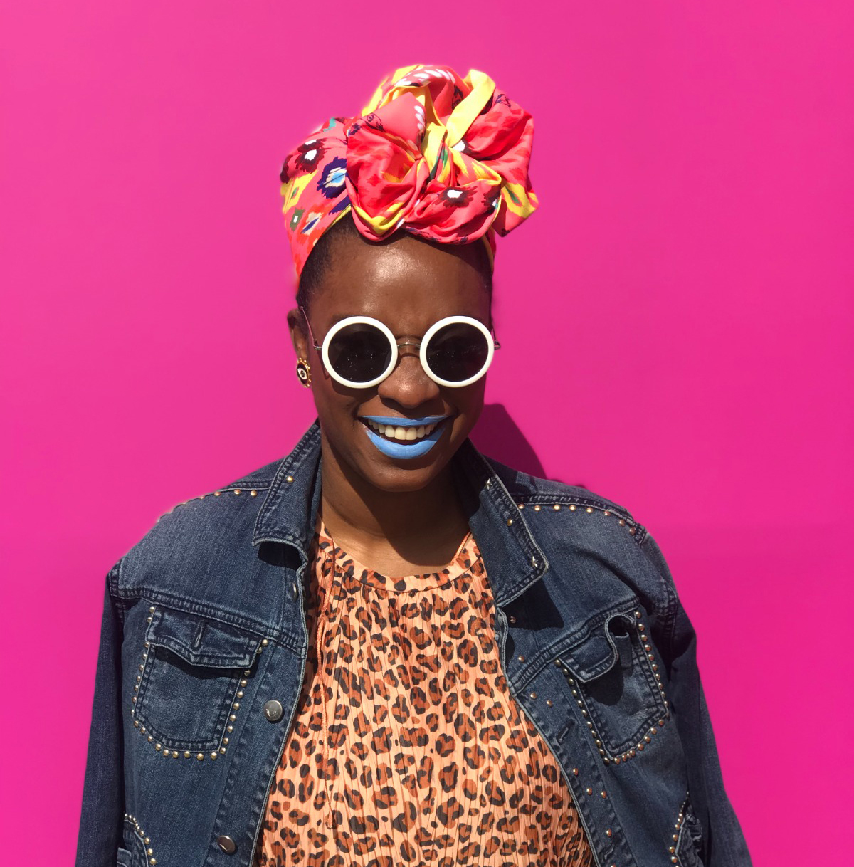 Angélica Balanta es diseñadora afrocolombiana, sommelier y DJ de salsa. Su trabajo fusiona moda, memoria y resistencia, reivindicando las raíces africanas y la identidad de las mujeres negras.